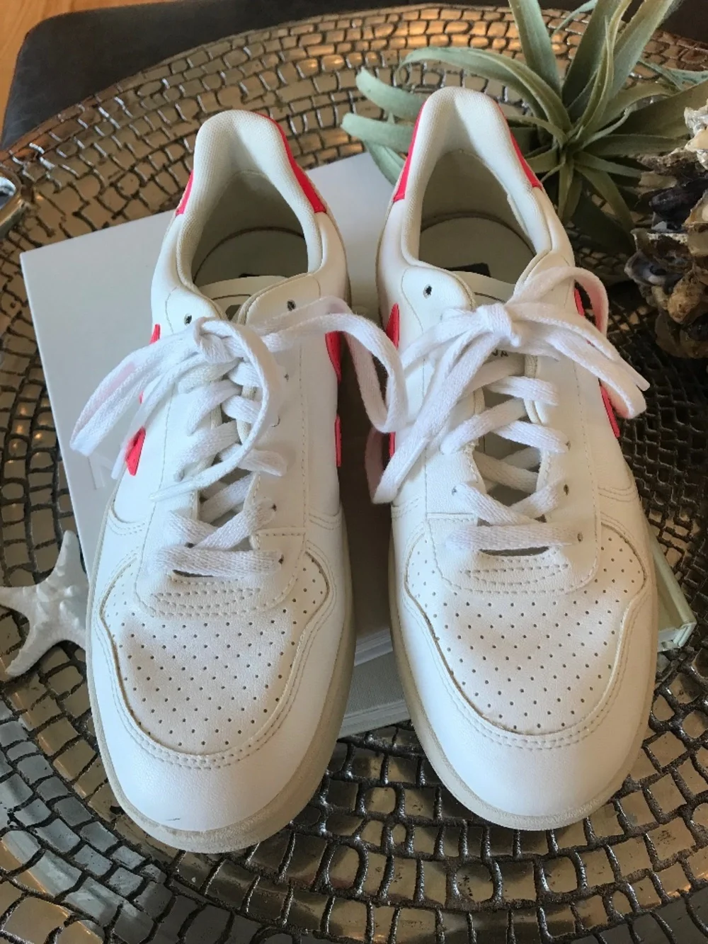 VEJA V-10 CWL VEGAN WHITE ROSE FLUO  LOW TOP SNEAKERS
